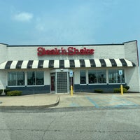 Photo taken at Steak &amp;#39;n Shake by Dougie R. on 7/22/2021