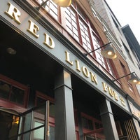 รูปภาพถ่ายที่ The Red Lion Pub โดย Desiree A. เมื่อ 9/17/2019