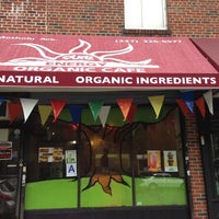 Photo prise au Pure Energy Organic Cafe par Maria W. le10/10/2012