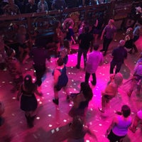 รูปภาพถ่ายที่ In Cahoots Dance Hall &amp;amp; Saloon โดย Lulu เมื่อ 8/21/2016