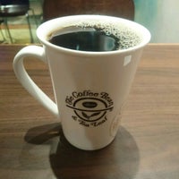 Photo taken at The Coffee Bean &amp;amp; Tea Leaf by Rubber B. on 4/2/2017