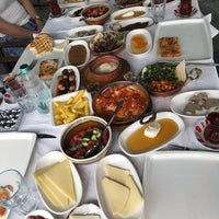 รูปภาพถ่ายที่ Ramazan Bingöl Köfte &amp;amp; Steak โดย 💜💜💜💜 เมื่อ 6/23/2020
