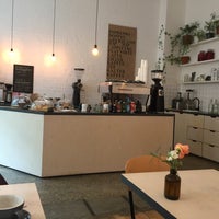 Photo prise au Home: Coffee &amp;amp; Food par Jessie S. le10/21/2017