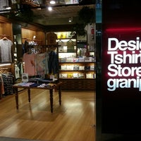 Foto diambil di Design Tshirts Store Graniph oleh Rand F. pada 4/3/2013