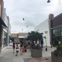 รูปภาพถ่ายที่ Hilldale Shopping Center โดย Çisel A. เมื่อ 7/14/2018