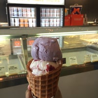 รูปภาพถ่ายที่ Jeni&amp;#39;s Splendid Ice Creams โดย Thilina R. เมื่อ 7/1/2017