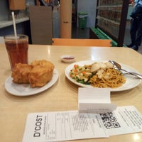 Photo taken at D&amp;#39;Cost Seafood by JoesoepSl _. on 10/29/2018