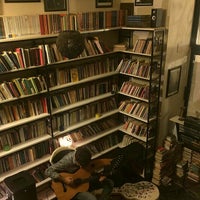 11/25/2017 tarihinde Özgür Y.ziyaretçi tarafından Aleph Kitabevi &amp;amp; Cafe'de çekilen fotoğraf