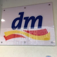 รูปภาพถ่ายที่ dm-drogerie markt โดย Martin P. เมื่อ 3/1/2016