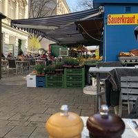 รูปภาพถ่ายที่ Kutschkermarkt โดย Harald B. เมื่อ 4/3/2018