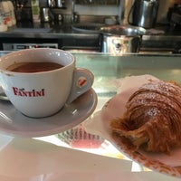 Снимок сделан в Caffè Perù пользователем Jen K. 6/11/2019