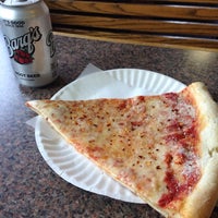 Foto scattata a Corona Pizza (Il Forno) da John D. il 7/23/2014