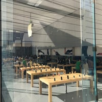 Photo taken at Apple Omotesando by Watalu Y. on 4/23/2017