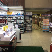 Photo taken at ヨドバシカメラ 新宿西口本店 携帯・スマートフォン売場 by Watalu Y. on 10/5/2016