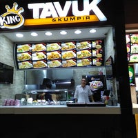 รูปภาพถ่ายที่ King Tavuk &amp;amp; Kumpir โดย Ayşegül T. เมื่อ 9/25/2017