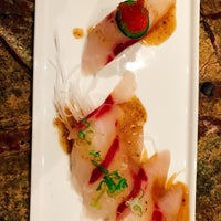 Foto scattata a Bluefins Sushi and Sake Bar da Bill W. il 7/26/2018