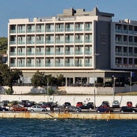 Photo taken at Avra Hotel by Ilias C. on 7/29/2022