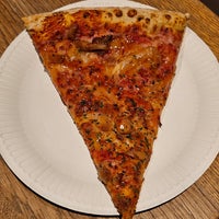 Das Foto wurde bei New York Pizza von Ilias C. am 12/2/2023 aufgenommen