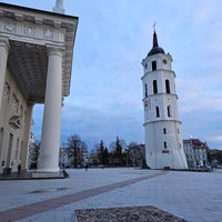 Foto diambil di Vilniaus arkikatedra ir Šv. Kazimiero koplyčia | Cathedral of St Stanislaus and St Vladislav and Chapel of St Casimir oleh Ilias C. pada 4/3/2023