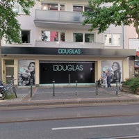Das Foto wurde bei Parfümerie Douglas Düsseldorf von Ilias C. am 6/11/2021 aufgenommen