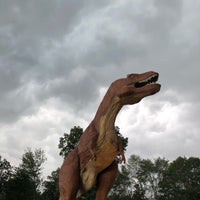Снимок сделан в The Dinosaur Place at Nature&amp;#39;s Art Village пользователем Leah N. 9/6/2018