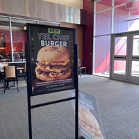 รูปภาพถ่ายที่ BurgerFi โดย SizzleMel เมื่อ 4/15/2024