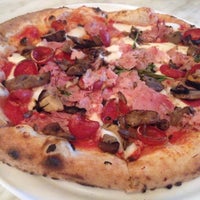 Foto diambil di 800 Degrees Neapolitan Pizzeria oleh NUK pada 6/19/2016
