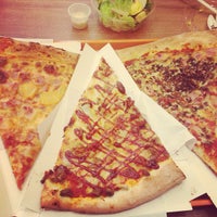 Foto tomada en The Manhattan Pizza Company  por Denise el 2/22/2013