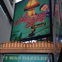 Foto scattata a A Christmas Story the Musical at The Lunt-Fontanne Theatre da Lori K. h. il 12/30/2012