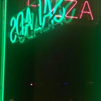 Foto scattata a Pazzo Pizza &amp;amp; Restaurant da hugh s. il 9/25/2013