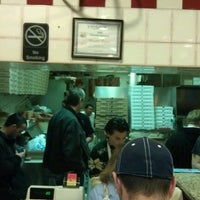 Foto tirada no(a) Heights Pizza por hugh s. em 12/1/2012