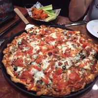 Das Foto wurde bei Rosati&#39;s Pizza Sports Pub von Dannielle B. am 7/14/2015 aufgenommen