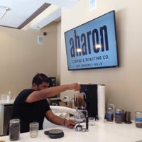 Das Foto wurde bei Aharon Coffee &amp;amp; Roasting Co. von Aharon Coffee &amp;amp; Roasting Co. am 10/27/2014 aufgenommen