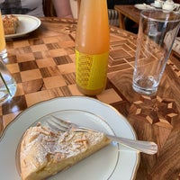 Photo taken at Apfelgold - desserts et livres by Isa on 6/16/2019