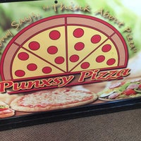 รูปภาพถ่ายที่ Punxsy Pizza โดย Frank T. เมื่อ 7/8/2015