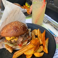 Foto scattata a Mengoli Burgers Steak Fries da Can Efecan A. il 8/7/2020