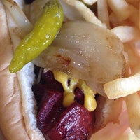 รูปภาพถ่ายที่ Budacki&amp;#39;s Hot Dog โดย Budacki&amp;#39;s Hot Dog เมื่อ 10/22/2014