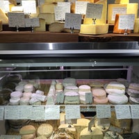รูปภาพถ่ายที่ Talbott &amp;amp; Arding Cheese and Provisions โดย Becca S. เมื่อ 11/5/2015