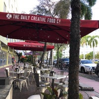 Foto tirada no(a) The Daily Creative Food Co. - Miami Beach por Tom C. em 2/18/2018
