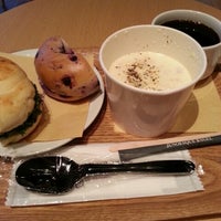 Photo taken at JUNOESQUE BAGEL CAFE (ジュノエスクベーグルカフェ) 池袋サンシャインシティ店 by K S. on 12/7/2012