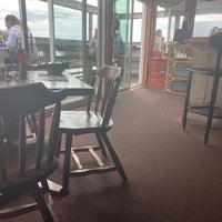รูปภาพถ่ายที่ Mine Oyster Restaurant &amp;amp; Raw Bar โดย lee u. เมื่อ 9/5/2021