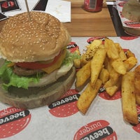 3/7/2016 tarihinde Ceren D.ziyaretçi tarafından Beeves Burger'de çekilen fotoğraf