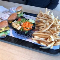 Photo taken at The Habit Burger Grill by Rafał A. on 1/25/2020