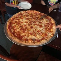 Снимок сделан в Russo&amp;#39;s New York Pizzeria пользователем Claudia P. 5/20/2018