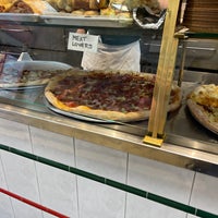 6/2/2023 tarihinde Rob P.ziyaretçi tarafından Famous Original Ray&amp;#39;s Pizza'de çekilen fotoğraf