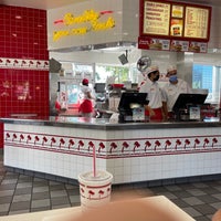 Photo taken at In-N-Out Burger by Rob P. on 8/14/2022