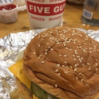 Das Foto wurde bei Five Guys von Rj S. am 12/20/2021 aufgenommen