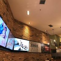 Foto diambil di Pizza Hut oleh Chrystianne S. pada 9/8/2019