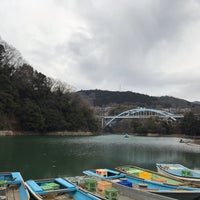Photo taken at 相模湖 天狗岩 ドーム船・ボート釣り場 by ろう ろ. on 2/5/2019
