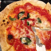 Photo taken at Napoli&amp;#39;s PIZZA CAFFEナポリス自由が丘店 by かおりんこ on 8/26/2015